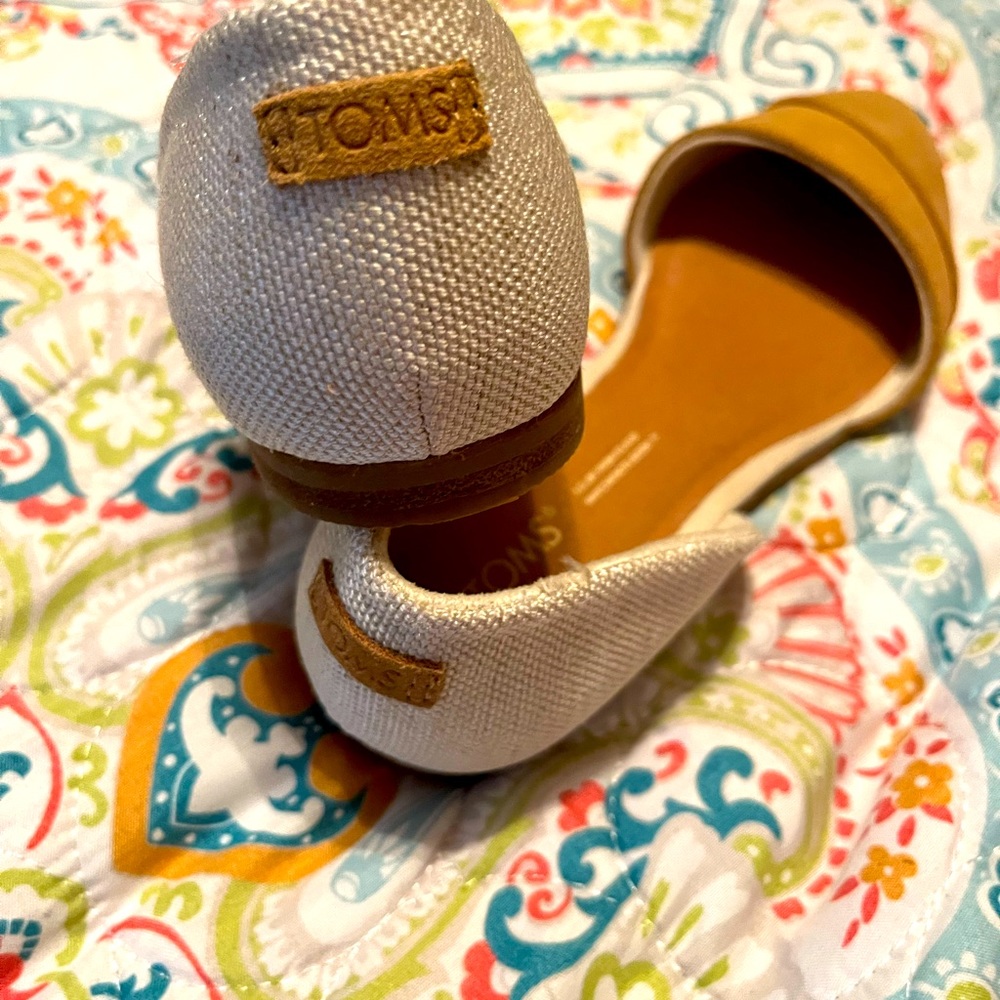 Tom’s slip in Flats. Like brand new. Size 6,